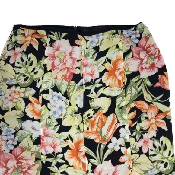 Talbots black florals knee length pure silk skirt size 14
Black / multi colors - Picture 2 of 6